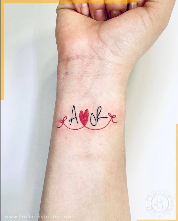 4 TOP 4 galeria de tatuagens imprudentes Word Love no pulso com fio de coração vermelho e macaco