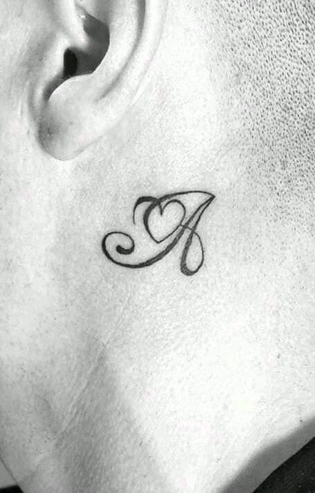 40 tatuagens de letras e iniciais letra A maiúscula com coração atrás da orelha