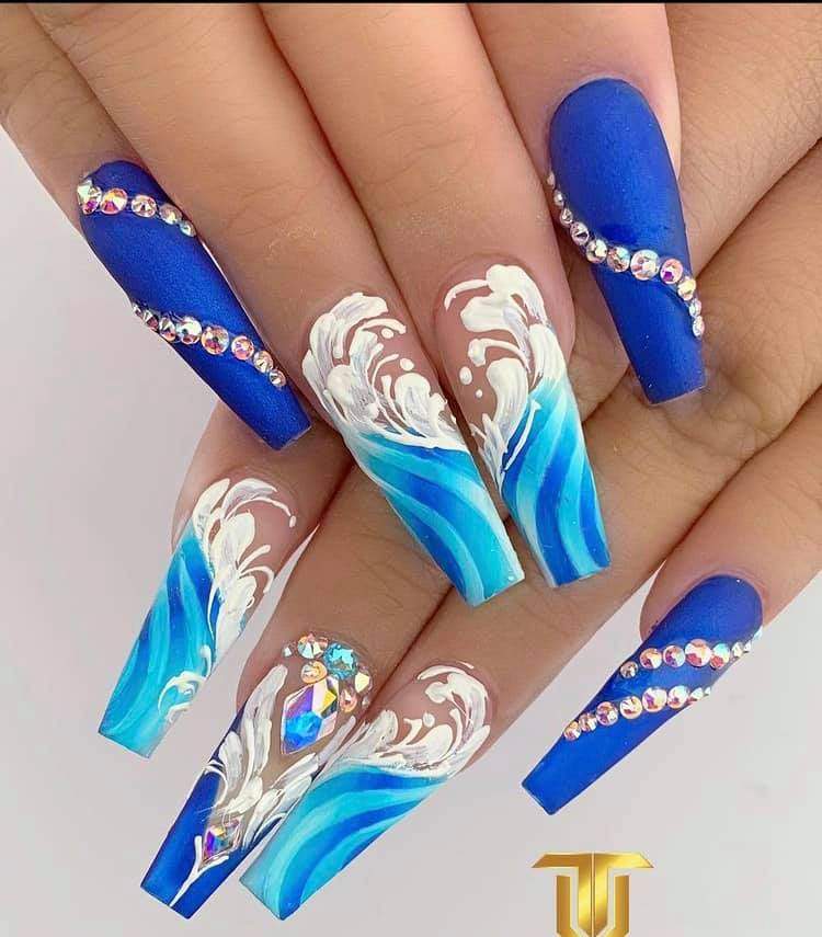 40 Long Blue Nails Motivo de ondas do mar azul claro e branco com strass formando linhas diagonais