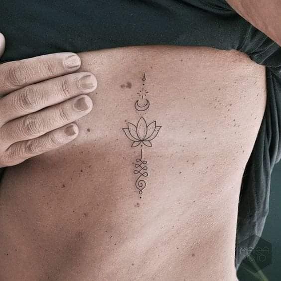 44 Tatuaggi sulle costole Fiore di loto Contorno Unalome Luna Freccia