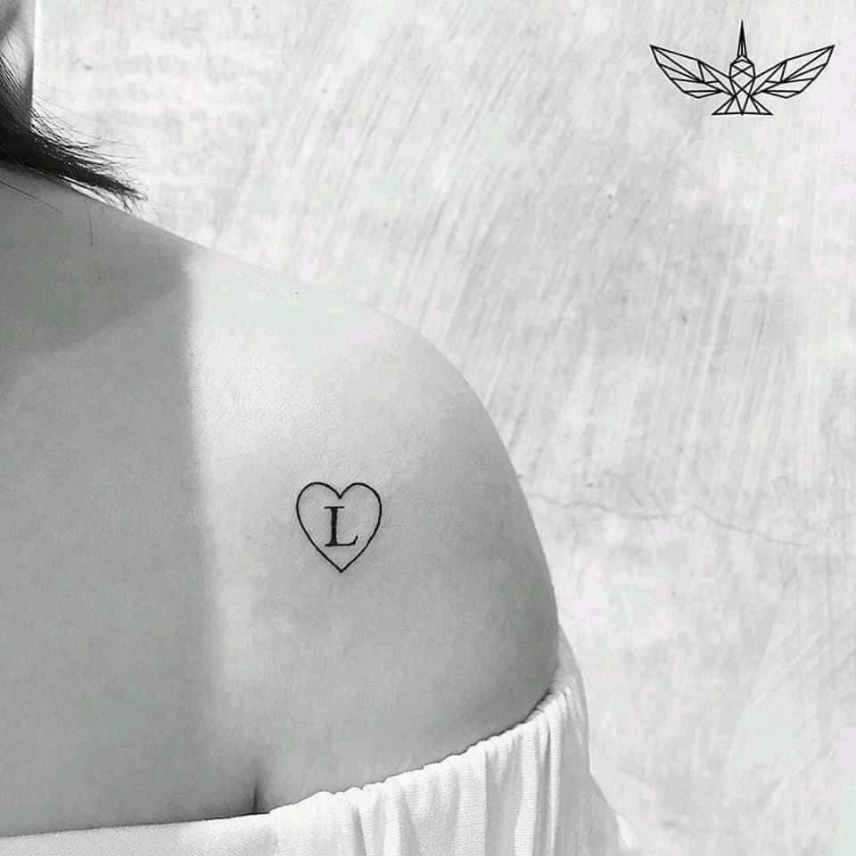 49 Tatuajes de Letras e Iniciales Letra L Mayuscula con corazon en Hombro