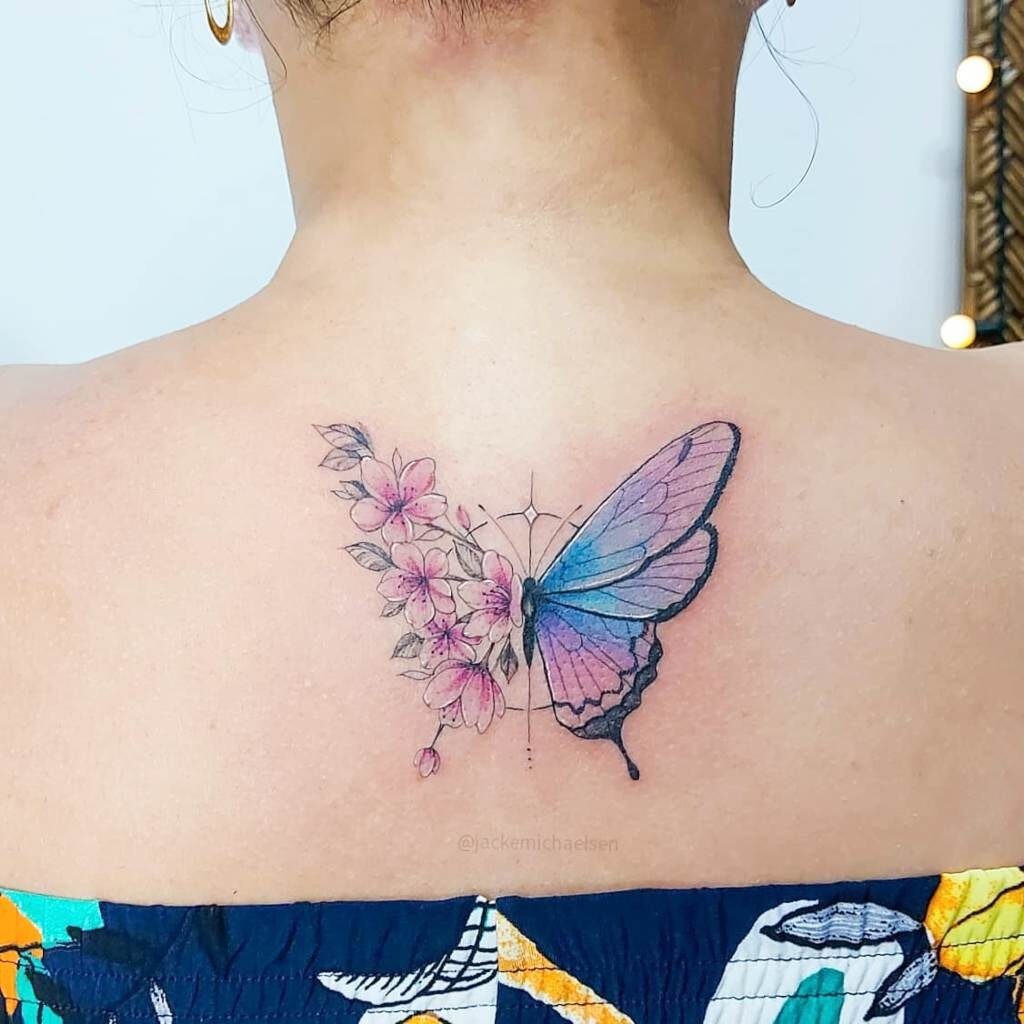 5 TOP 5 Artista Jacke Michaelsen BR Tatuajes Hermosa Mariposa en el Centro de los Omoplatos MItad Alas violetas y Mitad Flores Rosadas