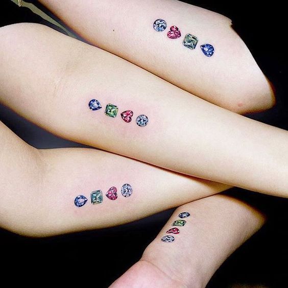 5 TOP 5 Tattoos zum Malen von Freunden, Schwestern, Cousins auf dem Unterarm. Vier Edelsteine in Form eines quadratischen Herzkreises und ein tropfenförmiger Smaragd-Diamant-Rubin
