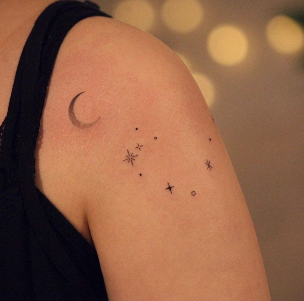 55 tatouages délicats Demi-lune noire floue avec des étoiles sur l'épaule