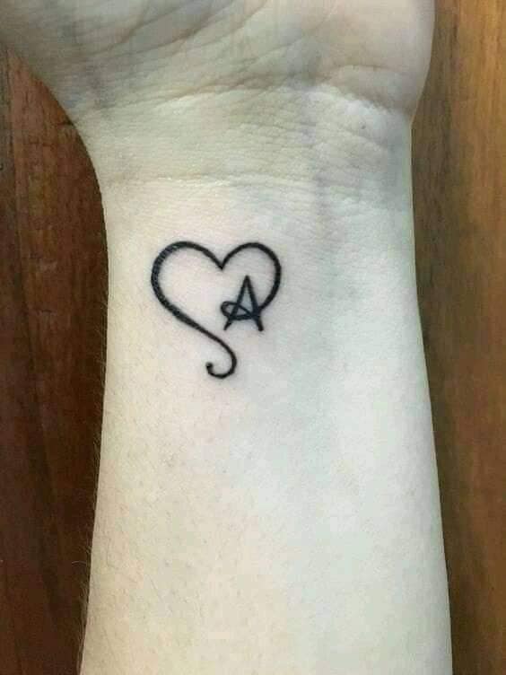 55 Tatuagens de Letras e Iniciais Letra A com coração no pulso