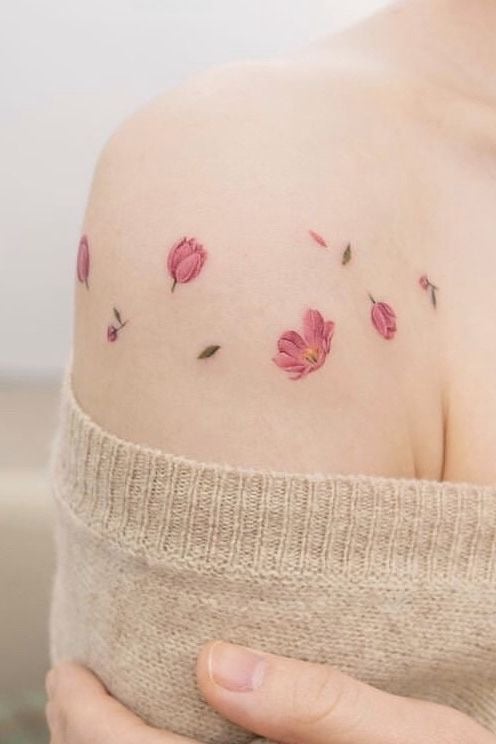 60 Tatuajes delicados Florcitas Rosas Rojas con petalos y hojas en hombro