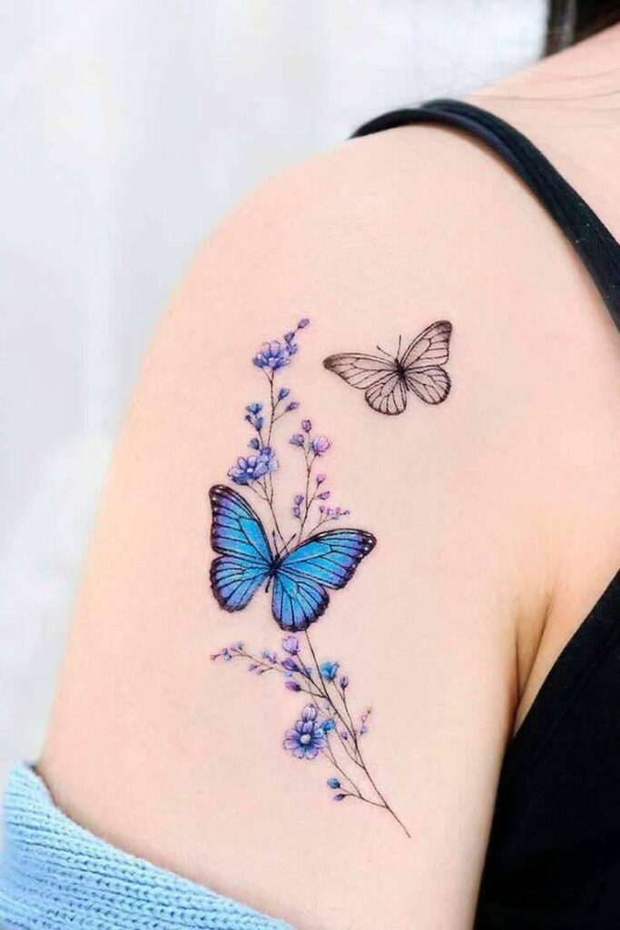 61 blaue Schmetterlinge auf dem Arm mit einem kleineren schwarzen Lavendelzweig