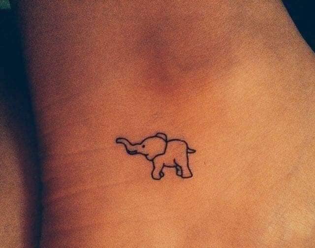 69 semplici tatuaggi carini ed estetici con contorni di elefanti sul polpaccio