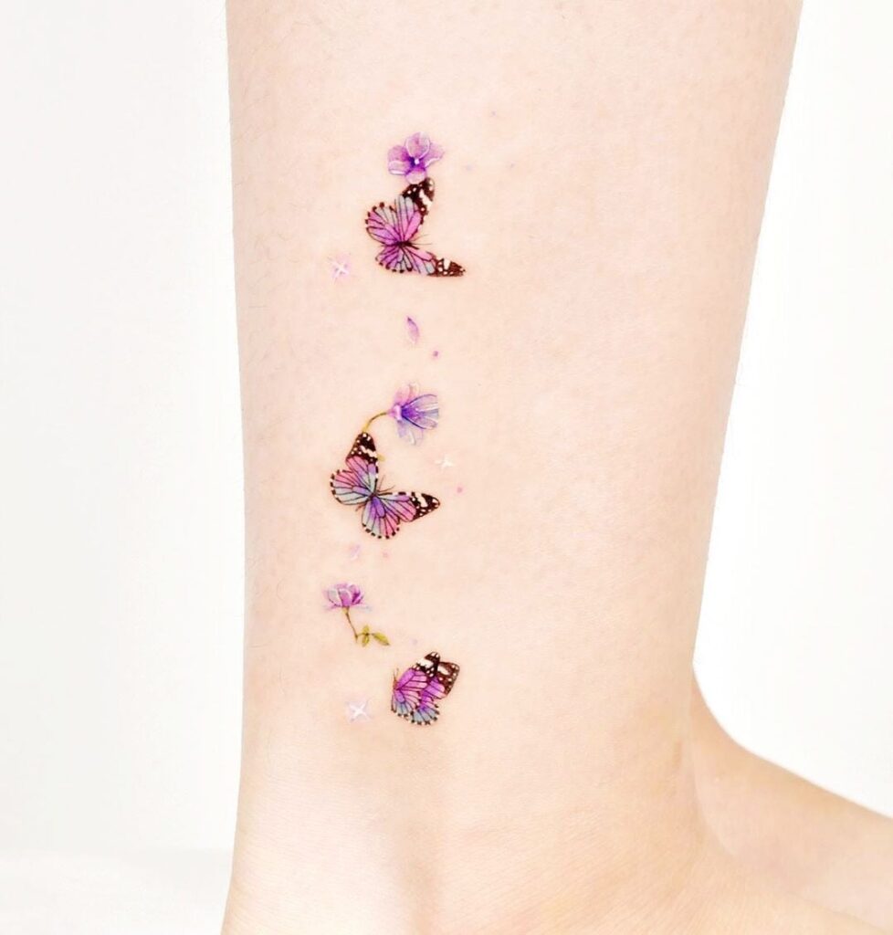 77 Tatuaggi delicati Piccoli fiori viola Farfalle viola e blu sul polpaccio