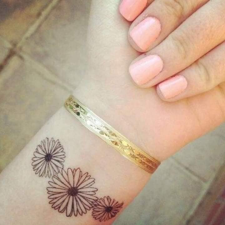 81 tatouages simples mignons et esthétiques Trois fleurs de pissenlit noir sur le poignet