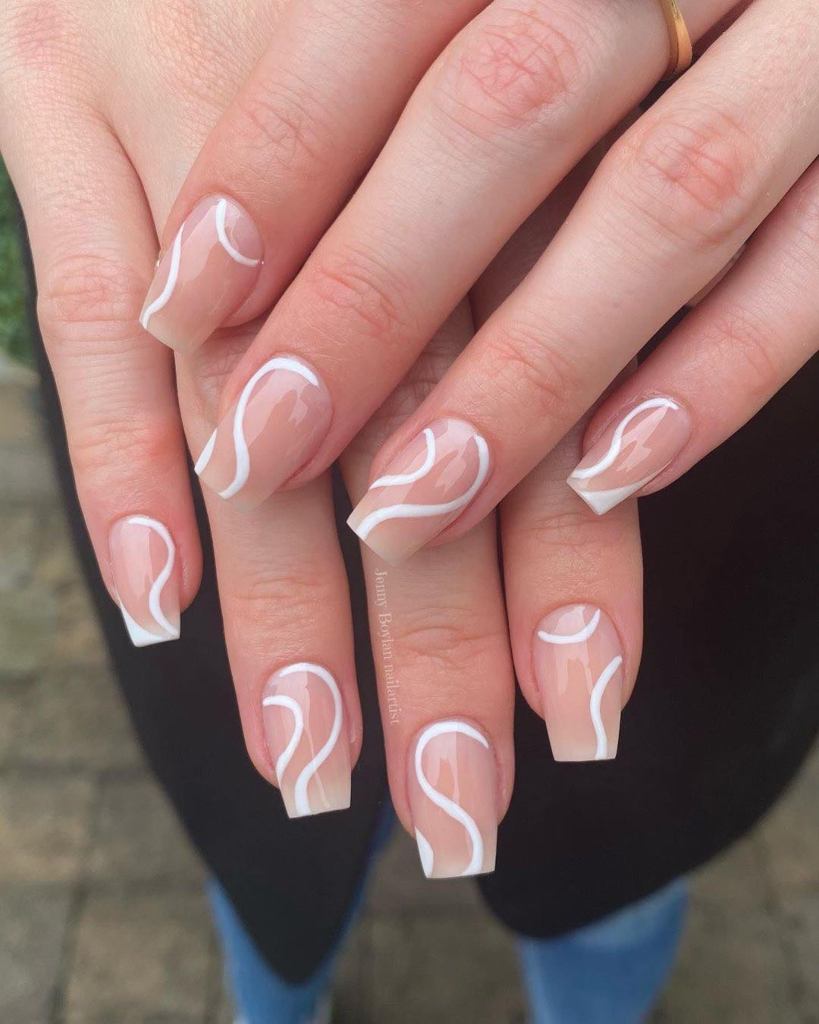 9 Disenos de Unas Nails Rosados con curvas blancas formando eses
