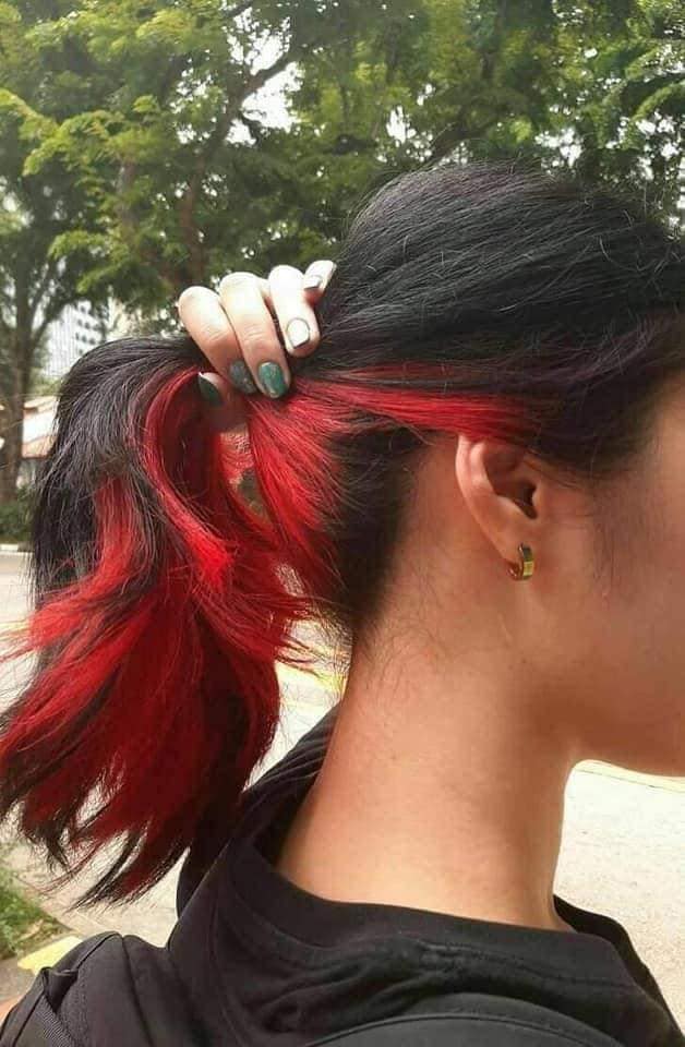 Zweifarbiges Haar Underlights Rot unter dem dunklen Haar