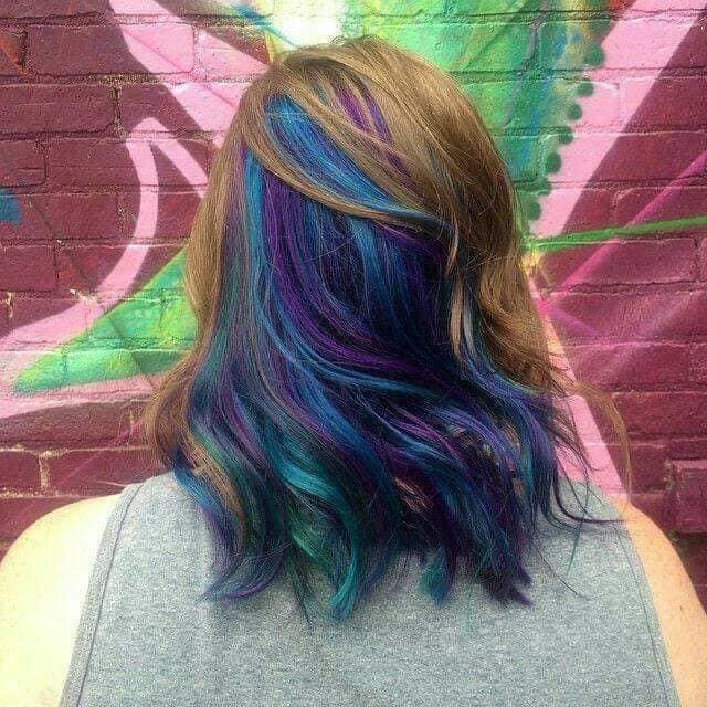 Zweifarbige Haarunterstreichungen, drei Farben, vier Farben, Violett, Himmelblau, Hellbraun