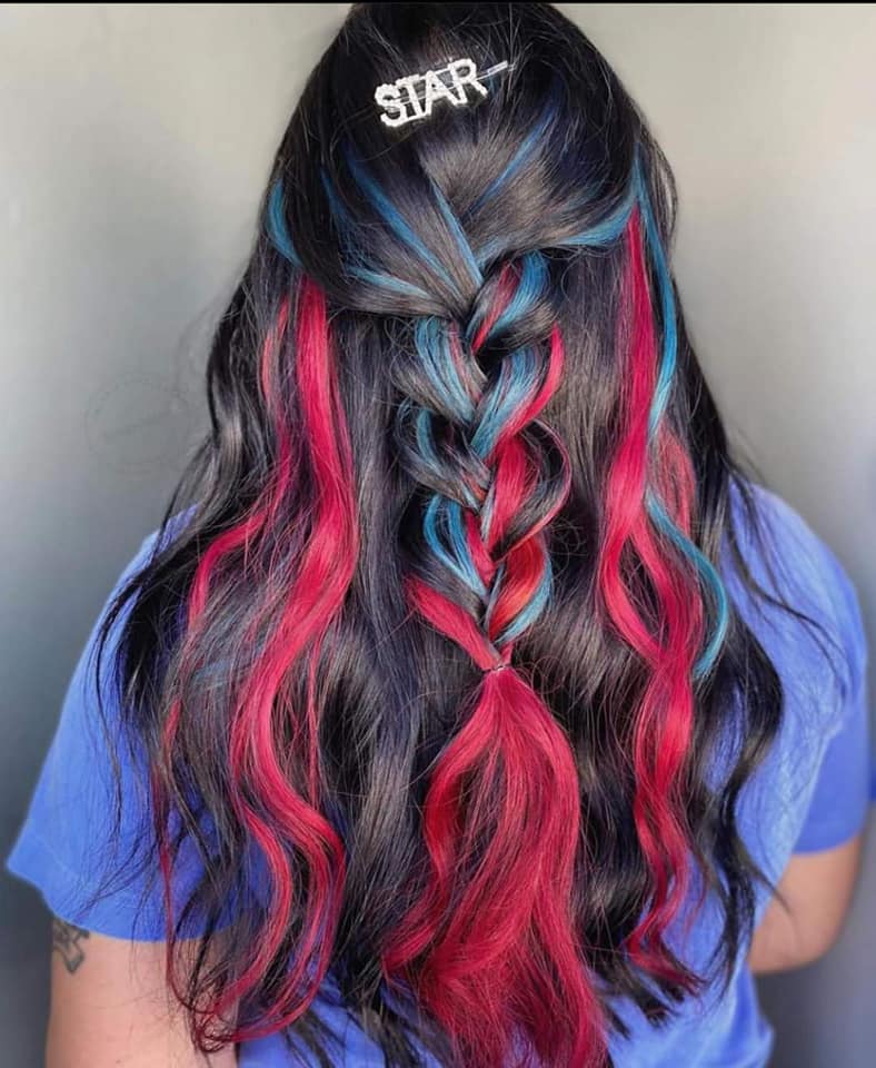 Zweifarbiges Haar, Underlights, drei Farben, dunkelblaue und rote Highlights