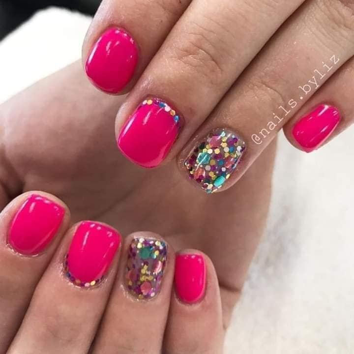 Disenos de Unas Nails Rosado Fuerte con rombos brillantes de colores