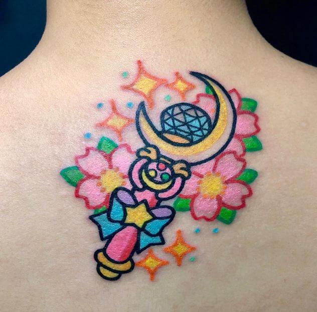 Mejores Tatuajes de Sailor Moon Usagi Bunny Serena Tsukino Cetro Lunar Adornado de Flores Coloridas en Espalda