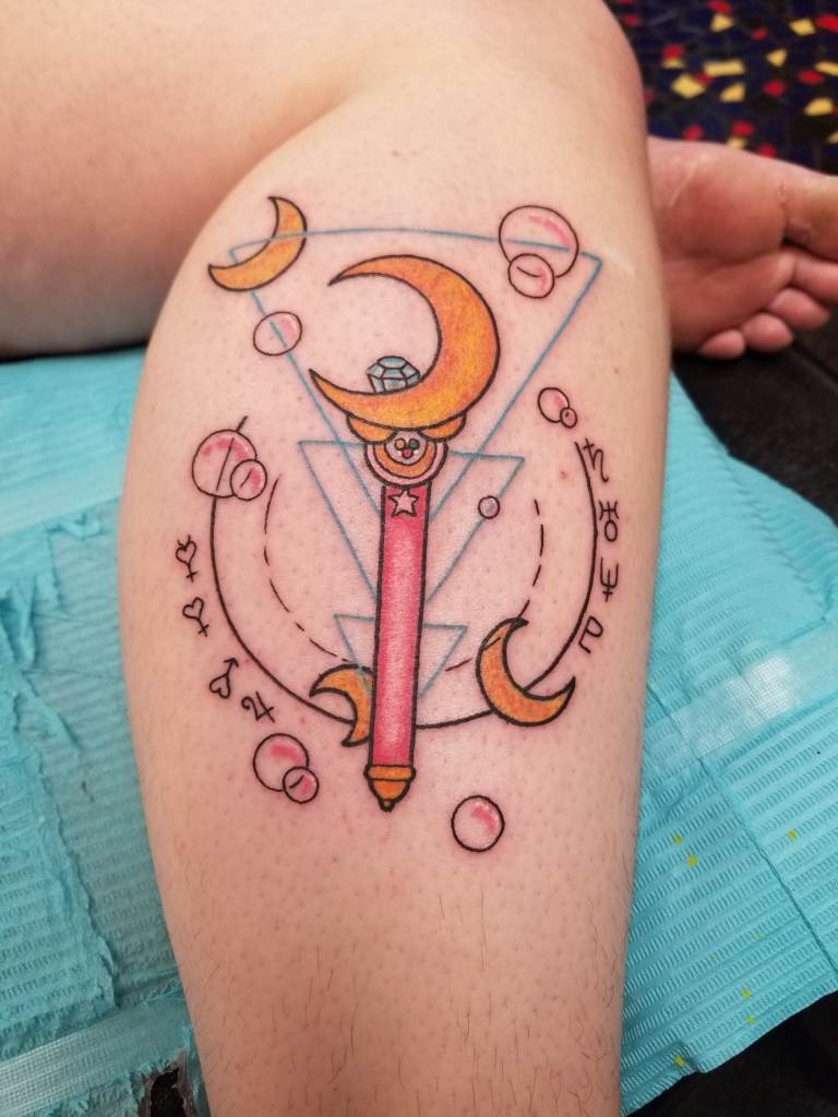 Meilleurs tatouages de Sailor Moon Usagi Bunny Serena Tsukino Sceptre lunaire avec des dessins géométriques triangulaires Symboles de la planète diamant sur le mollet