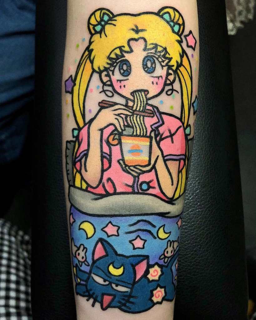Melhores tatuagens de Sailor Moon Usagi Bunny Serena Tsukino comendo espaguete com pauzinhos e Moon Cat abaixo com estrelas e lua no antebraço