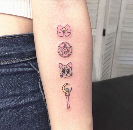 I migliori tatuaggi di Sailor Moon Usagi Bunny Serena Tsukino Quattro simboli sull'avambraccio Scimmia Stella in cerchio Luna di gatto e scettro