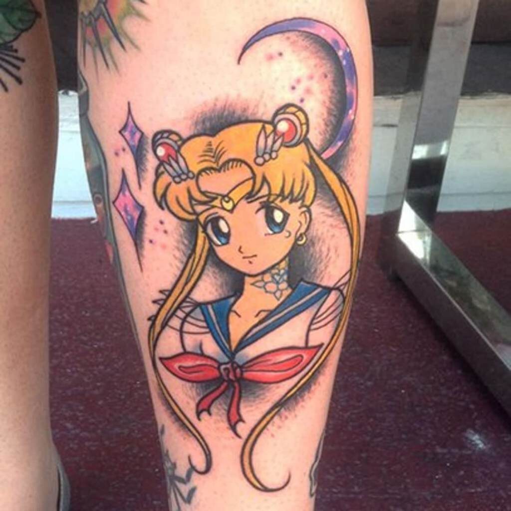 Melhores tatuagens de Sailor Moon Usagi Bunny Serena Tsukino com estrelas da lua na panturrilha em cores