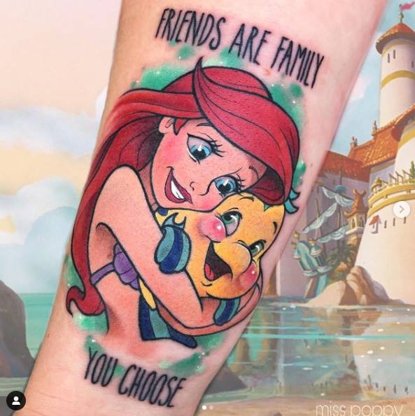 Miss Poppys Disney Happy Tattoos Ariel und Flunder, die kleine Meerjungfrau und Aufschrift „Friends Are Family You Choose“.