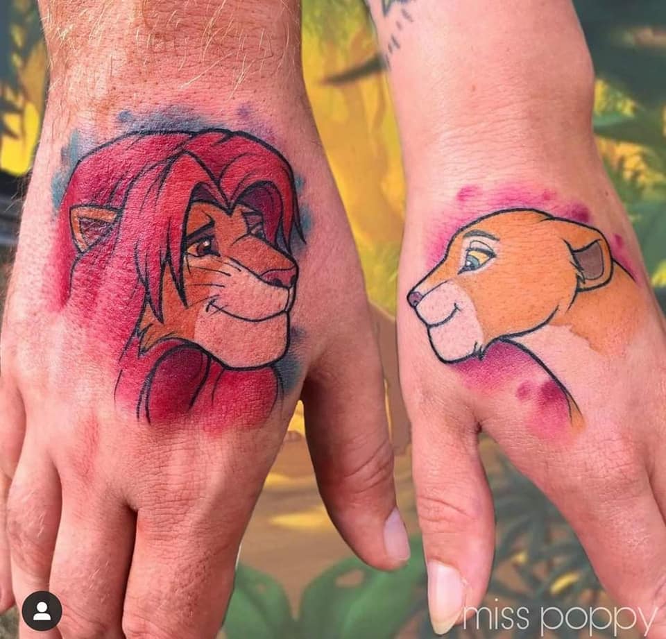 Miss Poppys Disney Happy Tattoos Der verliebte König der Löwen Nala und Simba in den Händen eines verliebten Paares