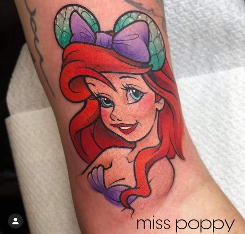 Miss Poppys Disney Happy Tatuaggi Sirena April Nemo sul braccio con tuta viola