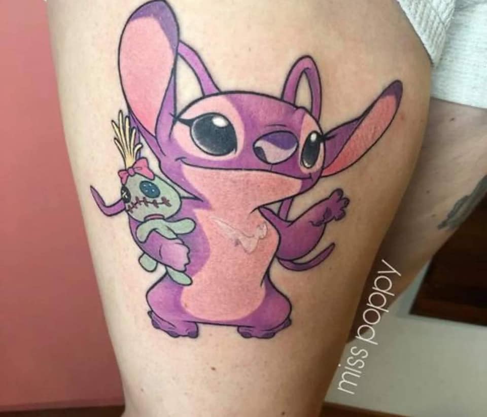 Miss Poppys Disney Happy Tattoos Pink Stitch mit ihrer Stoffpuppe in der Hand