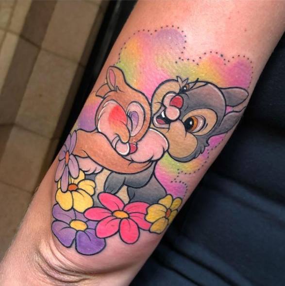 Miss Poppys Disney Happy Tatuaggi Timpano Tamburo Bambi e coniglietto innamorato con fiori a colori