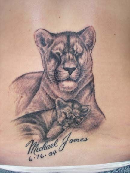 Tatuaggio di Leonessa e i suoi cuccioli Leonessa con suo figlio e nome Michael James e data di nascita