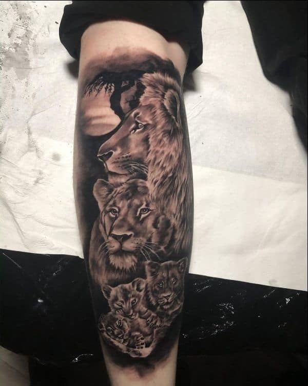 Tattoo der Löwin und ihrer Jungen, Mutter, Vater und drei Kindern in BlackWork mit einer Dschungellandschaft auf dem Unterarm