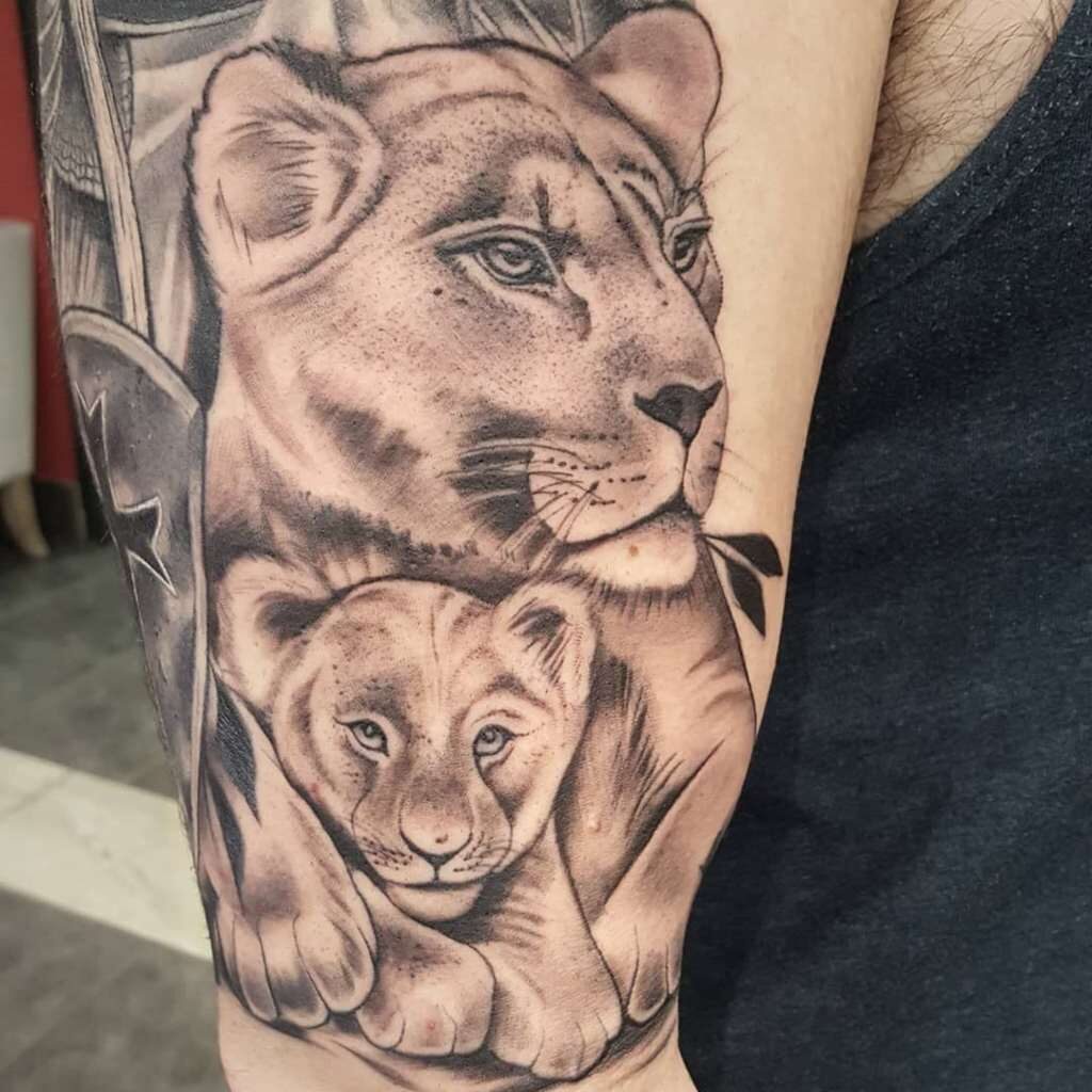 Tattoo von Leona und ihren Jungen Mutter und Sohn Leon in realistischer Form