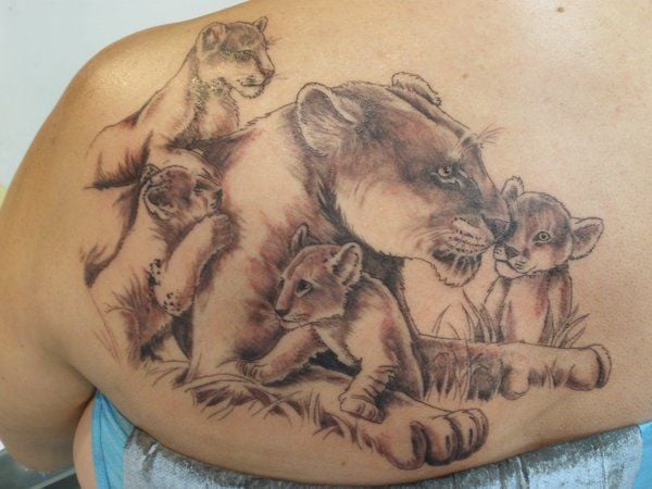 Peinture de tatouage de lionne et de lionceaux sur l'omoplate Lionne avec quatre enfants