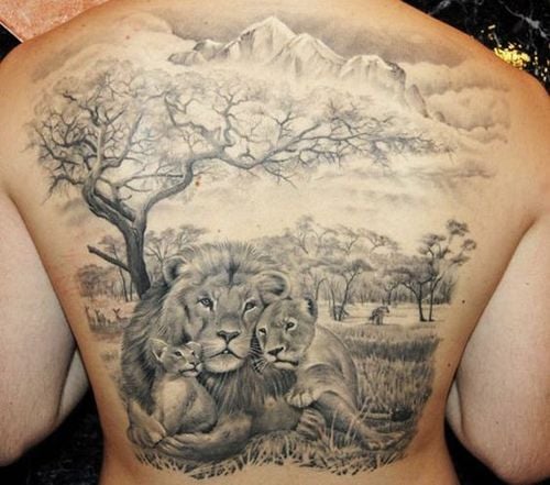 Tatuaggio di leonessa e i suoi cuccioli Vera opera d'arte realistica sulla schiena Uomo Paesaggio con montagne Albero Coppia di leonessa e leone con il figlio cucciolo nella foresta dietro