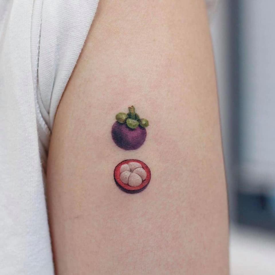 Tatouages délicats pour femmes sur le bras cerise et son fruit