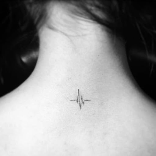 Tatuajes Sencillos Lindos y Esteticos Cardio pequeno trazo fino en base del cuello nuca