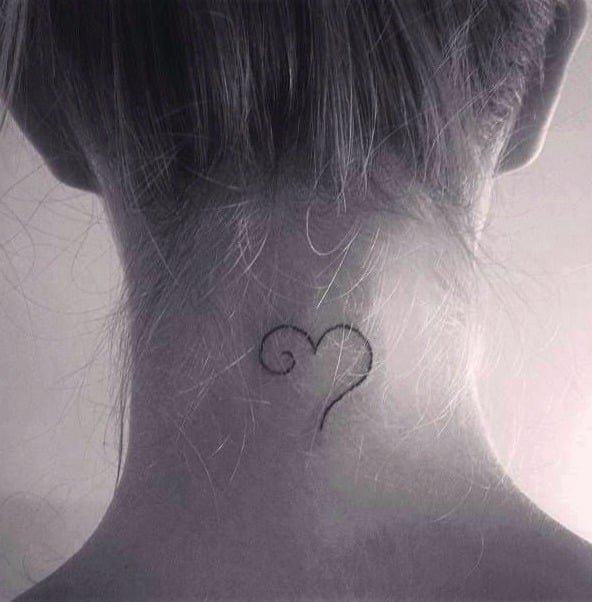 Tatuagens de coração simples e bonitas com linha preta fina na nuca e ornamento