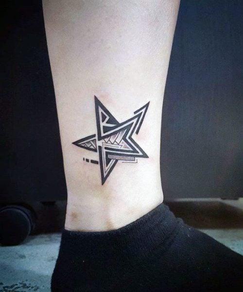 Tatuagens de estrelas simples e bonitas na panturrilha com padrão tribal