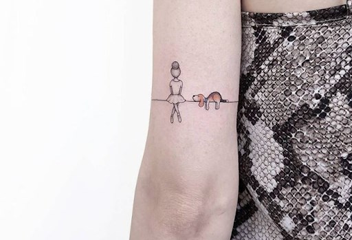 Einfache, niedliche und ästhetische Tattoos einer Frau auf dem Rücken, die auf einem Seil sitzt und einen Hund auf dem Arm hat
