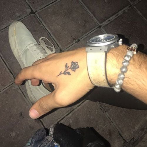 Tatuaggi semplici, carini ed estetici, piccola rosa nera sulla mano
