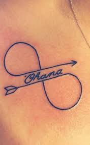 Tatuagens de amor infinito feitas de flechas e a palavra Ohana