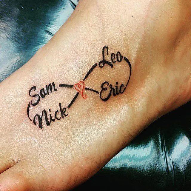 Tatuaggi d'amore infinito con un cuore rosso al centro dell'incrocio con quattro nomi di bambini o famiglia Sam Nick Leo ed Eric