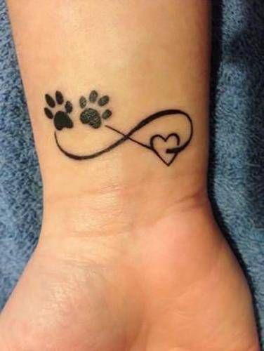 Unendliche Liebes-Tattoos mit zwei Pfoten eines Hundes oder einer Katze, Herz durchbohrt am Handgelenk