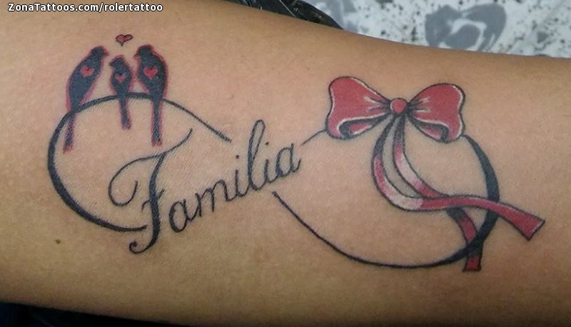 Tatuagens de Amor Infinito com a palavra da família três pássaros empoleirados com um coração vermelho e um macaco vermelho