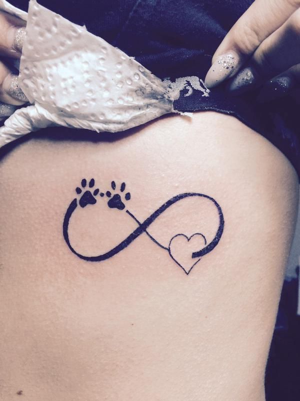 Tatuagens de patas de cachorro ou gato Amor Infinito nas costelas e coração sem preenchimento