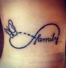 Tatuaggi Infinite Love con una farfalla e la parola Famiglia