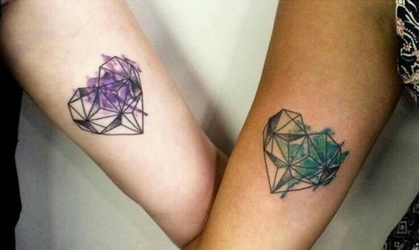 Tatuagens de corações para casais irmãs amigas diamantes geométricos com cores violeta e verde aquarela nos braços