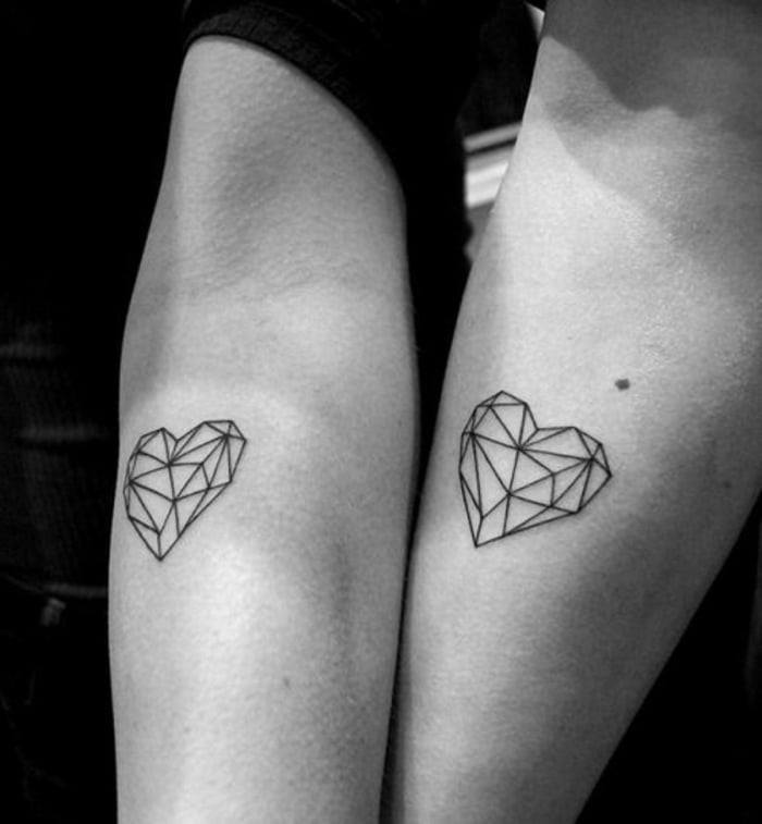 Tatuaggi a cuore per coppie, sorelle, amici, geometrici sull'avambraccio
