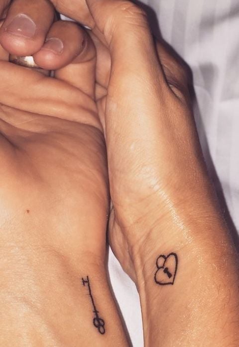 Herz-Tattoos für Paare, Schwestern, Freunde. Schlüssel und Schloss am Handgelenk