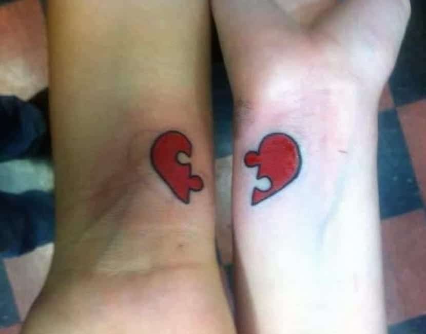 Tatuajes de Corazones para Parejas Hermanas Amigas Medio corazon puzzle en cada muneca de manera que cuando se juntan se completan